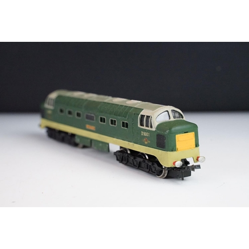 200 - Two boxed Hornby Dublo locomotives to include 3234 Deltic 'St Paddy' Diesel locomotive and EDL17 0-6... 