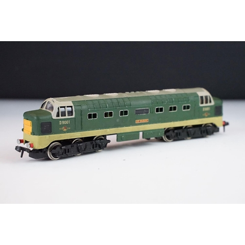 200 - Two boxed Hornby Dublo locomotives to include 3234 Deltic 'St Paddy' Diesel locomotive and EDL17 0-6... 