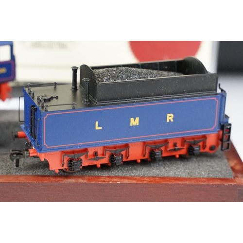 206 - Cased ltd edn Bachmann OO gauge Sir Guy Williams locomotive with certificate