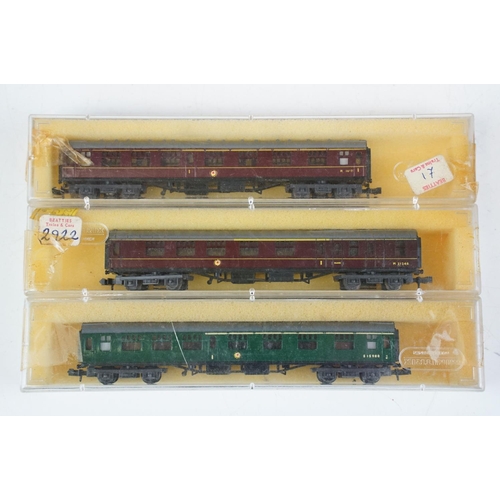 225 - 21 Cased / boxed N gauge items of rolling stock to include Graham Farish 4005 20ft 9in Container Wag... 