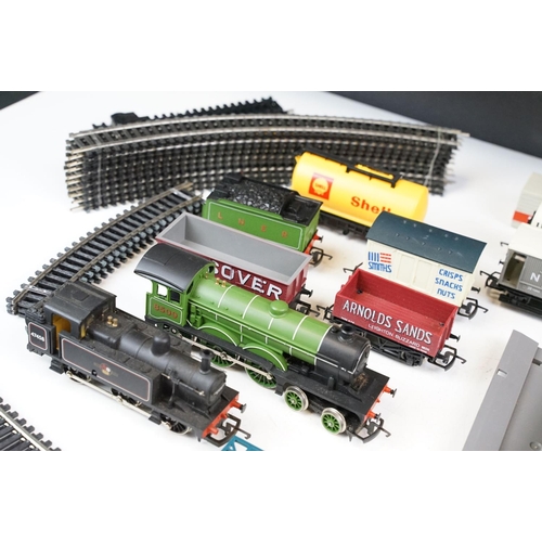 229 - Quantity of Hornby OO gauge model railway to include 4-6-0 8509 locomotive, 0-6-0 47458 BR loco, 7 x... 