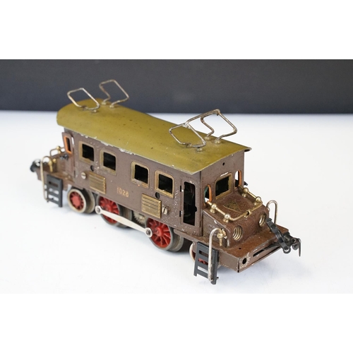 231 - Collection of Fandor (Germany) O gauge model railway to include 1028 6 V locomotive, 3 x coaches, tr... 