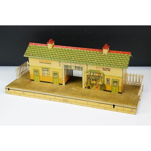 240 - Two boxed Hornby O gauge trackside accessories to include Station No 4 and Junction Signal No 2E, bo... 