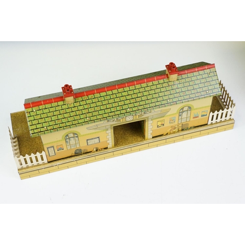 240 - Two boxed Hornby O gauge trackside accessories to include Station No 4 and Junction Signal No 2E, bo... 