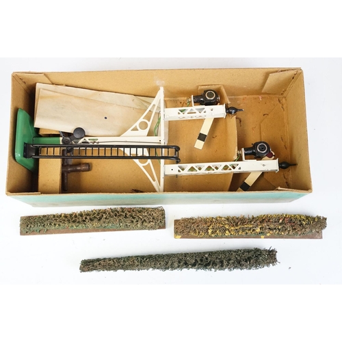 240 - Two boxed Hornby O gauge trackside accessories to include Station No 4 and Junction Signal No 2E, bo... 