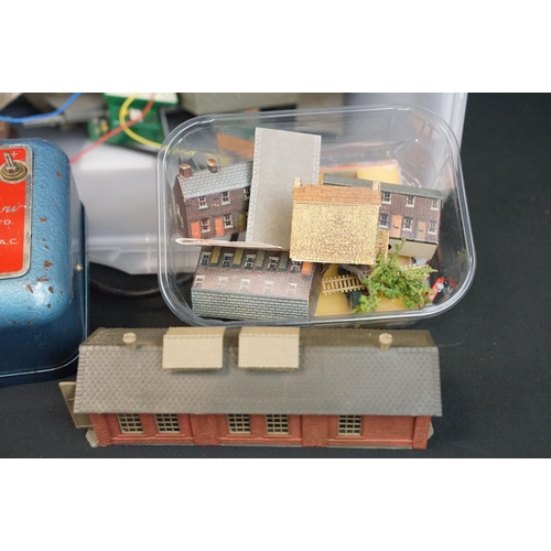 224A - Quantity of N gauge model railway to include plastic & card trackside buildings, track, controller, ... 