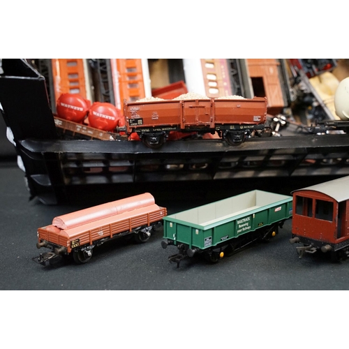 290 - Over 50 OO gauge items of rolling stock to include Hornby, Lima, Mainline etc, features wagons, vans... 