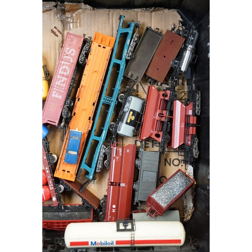 290 - Over 50 OO gauge items of rolling stock to include Hornby, Lima, Mainline etc, features wagons, vans... 