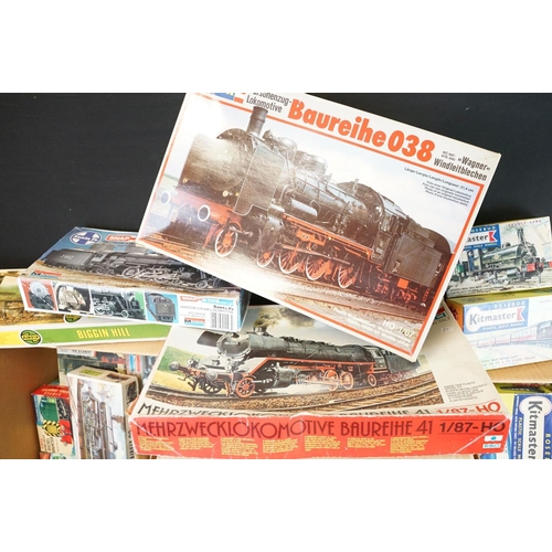 305 - Large collection of boxed OO gauge plastic model kits to include Kitmaster, Airfix, Monogram, ESCI, ... 