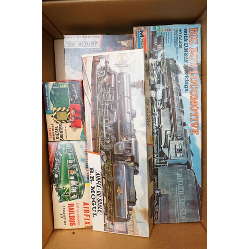 305 - Large collection of boxed OO gauge plastic model kits to include Kitmaster, Airfix, Monogram, ESCI, ... 