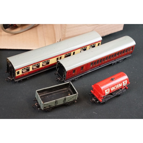 307 - Collection of Hornby Dublo model railway to include Bristol Castle 4-6-0 locomotive, 0-6-2 BR 69567 ... 