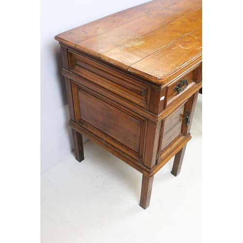 747 - Early 20th century kneehole desk with an arrangement of three drawers above two cupboard drawers wit... 