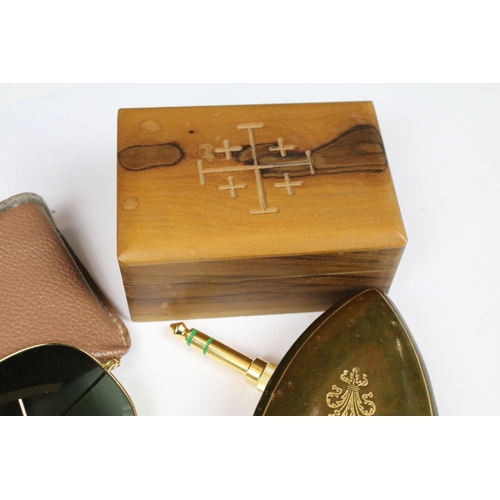 306 - A small group of mixed collectables to include a cased pair of vintage Ray Ban aviators together wit... 