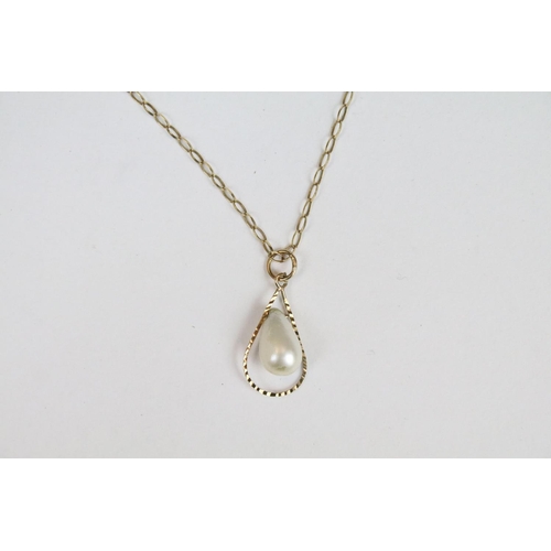 318 - 9ct gold and pearl necklace