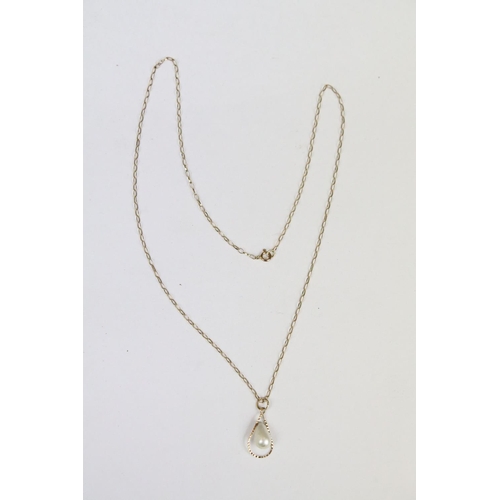 318 - 9ct gold and pearl necklace