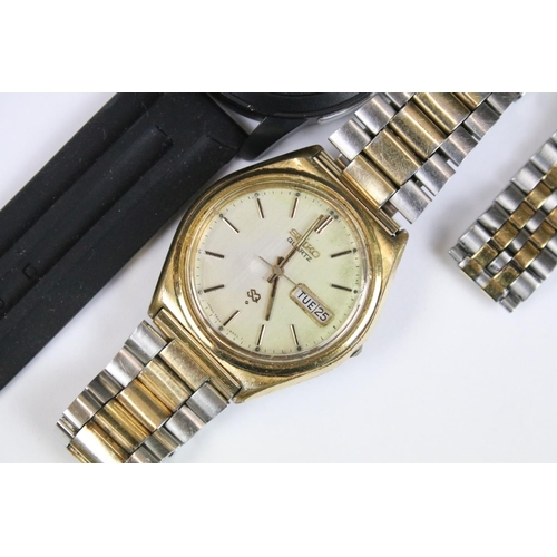 334 - A collection of five gents wristwatches to include Seiko and Citizen examples within a wooden box