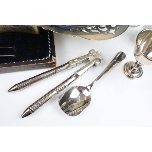 343 - Mixed silver plate to include flatware, baby feeding set, silver plated tray, carving set, cased kni... 