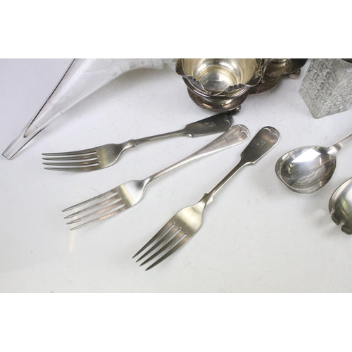 363 - A small group of mixed silver plate to include cutlery, sugar bowl, condiment set, cream jug....etc.... 