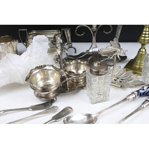 363 - A small group of mixed silver plate to include cutlery, sugar bowl, condiment set, cream jug....etc.... 