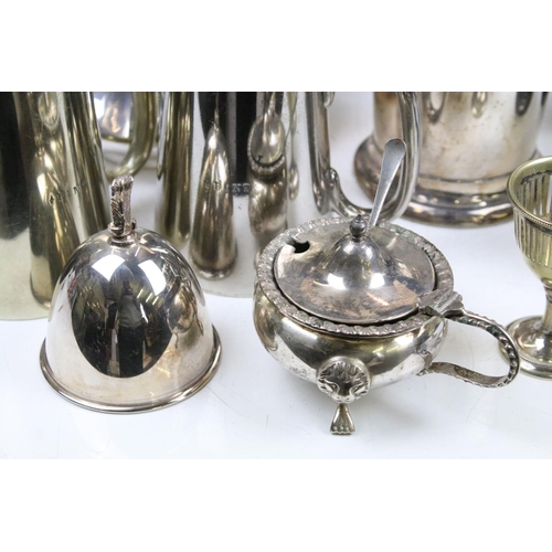 364 - A collection of mixed silver plate to include teapot, sugar bowl, cream jug, vase, egg cups....etc..