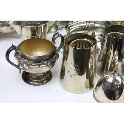 364 - A collection of mixed silver plate to include teapot, sugar bowl, cream jug, vase, egg cups....etc..