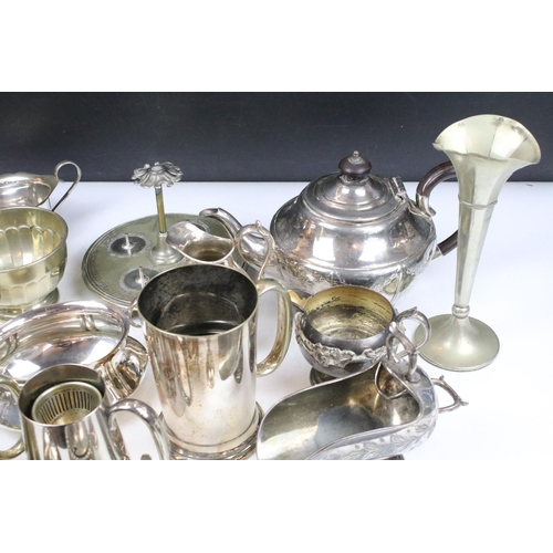 364 - A collection of mixed silver plate to include teapot, sugar bowl, cream jug, vase, egg cups....etc..