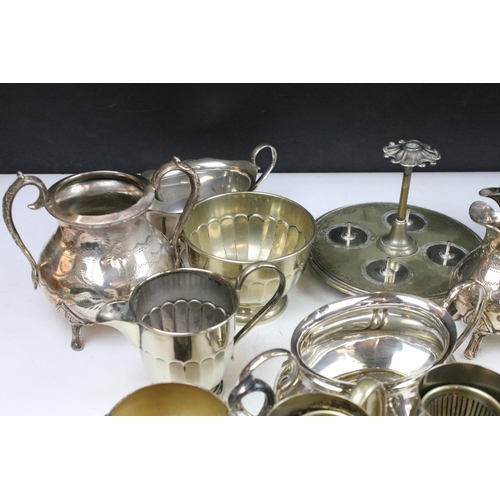 364 - A collection of mixed silver plate to include teapot, sugar bowl, cream jug, vase, egg cups....etc..