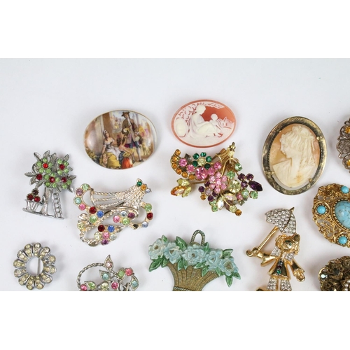 366 - Collection of assorted brooches (17 in total)