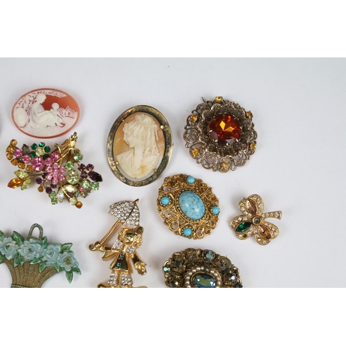 366 - Collection of assorted brooches (17 in total)