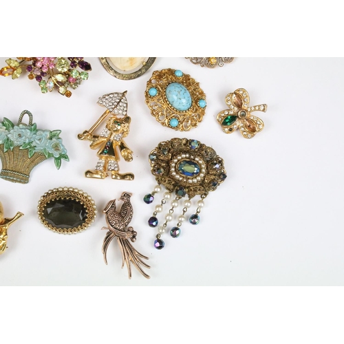 366 - Collection of assorted brooches (17 in total)