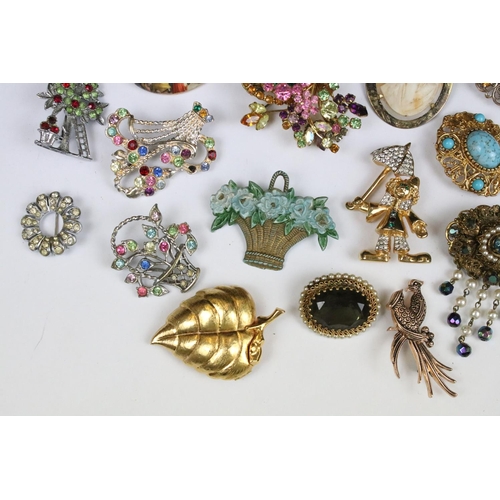 366 - Collection of assorted brooches (17 in total)