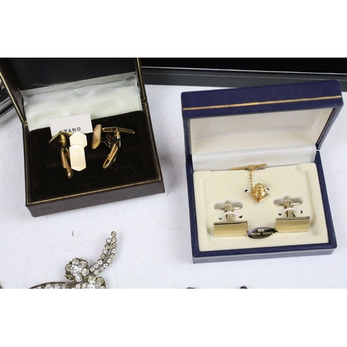 375 - A small collection of vintage and contemporary costume jewellery to include silver examples.