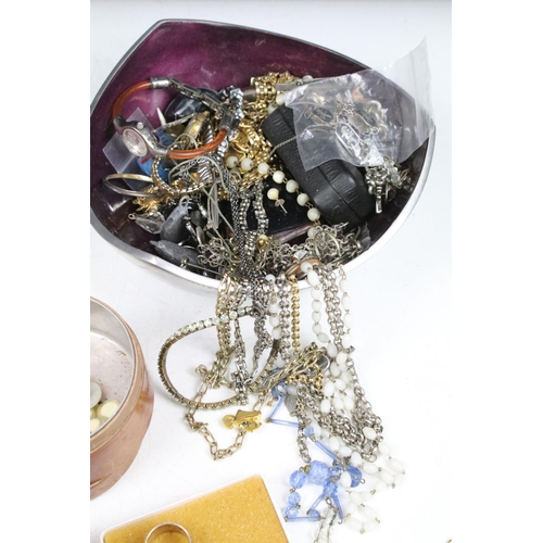 380 - A collection of mixed mainly costume jewellery to include 18ct gold ring, silver rings, brooches...e... 