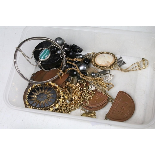 380 - A collection of mixed mainly costume jewellery to include 18ct gold ring, silver rings, brooches...e... 