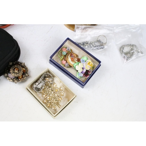 386 - A small collection of mainly vintage costume jewellery together with a selection of vintage powder c... 