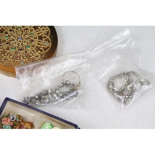 386 - A small collection of mainly vintage costume jewellery together with a selection of vintage powder c... 