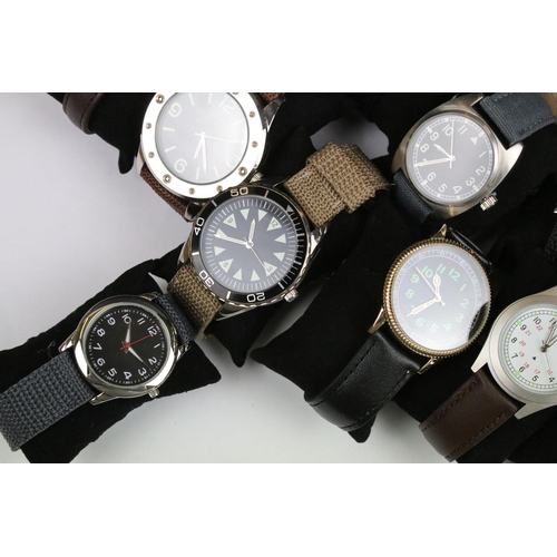 390 - A collection of contemporary military style quartz wristwatches