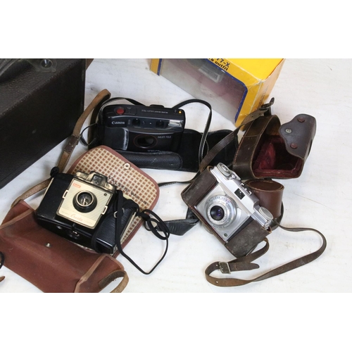 405 - A collection of cameras to include two plate / large format examples, featuring Royalty Cameras - Th... 