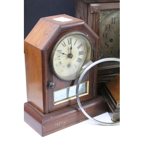 422 - Collection of late 19th / early 20th century wooden mantel clocks and clock parts / movements, featu... 