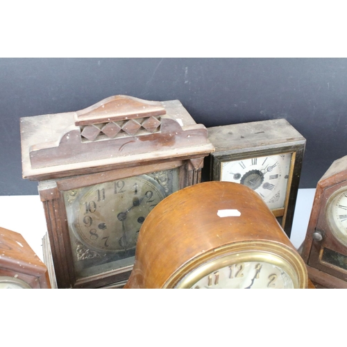 422 - Collection of late 19th / early 20th century wooden mantel clocks and clock parts / movements, featu... 