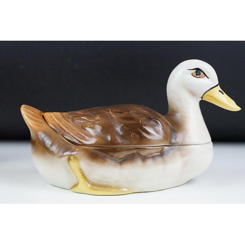 23 - Emma Bridgewater egg holder in the form of a chicken sitting on a nest, 24cm long together with a Po... 