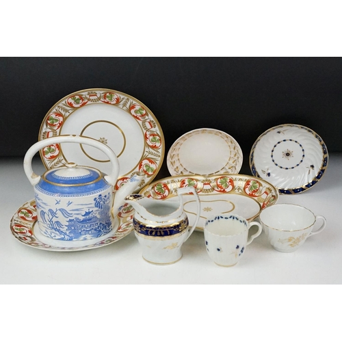 33 - Collection of ceramics, to include: a pair of Derby plates, each 22cm diameter, a matching heart sha... 