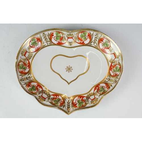 33 - Collection of ceramics, to include: a pair of Derby plates, each 22cm diameter, a matching heart sha... 