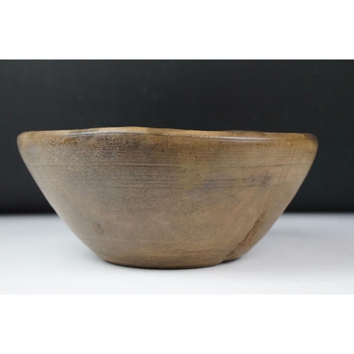 116 - 18th / 19th century carved wooden dairy bowl, approx 28cm wide