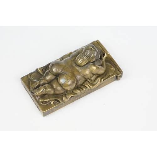 189 - Brass cased vesta with figural nude figure