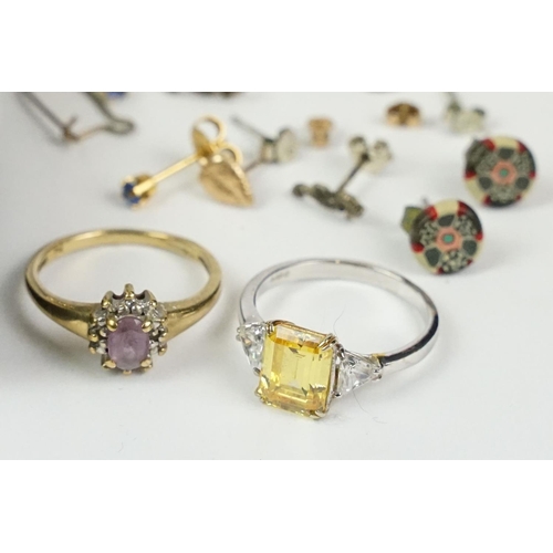 229 - A small collection of ladies jewellery to include hallmarked 9ct gold rings, silver brooch....etc..