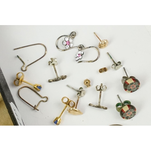 229 - A small collection of ladies jewellery to include hallmarked 9ct gold rings, silver brooch....etc..