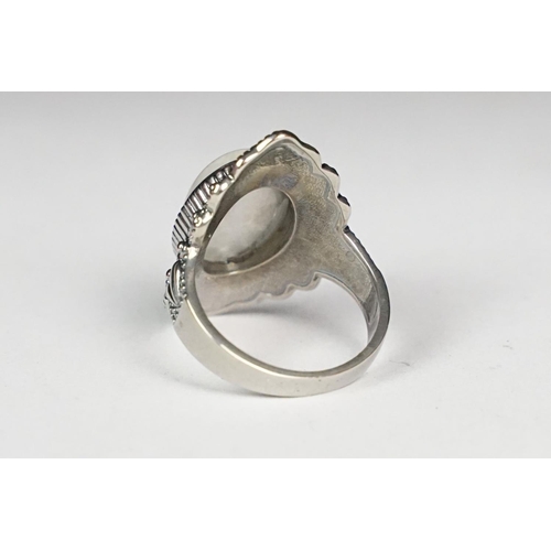 251 - A ladies silver moonstone cabochon dress ring, marked 925 to the inner shank.