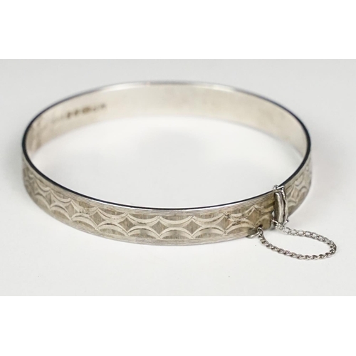 257 - Silver hallmarkd diamond cut bangle