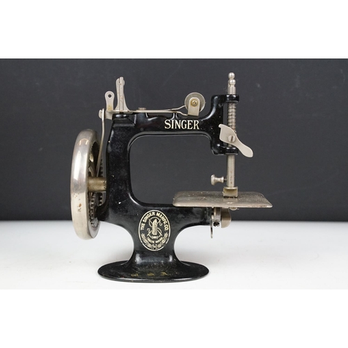 177 - Early 20th century Miniature Singer Sewing Machine No. 20 with the original instruction leaflet and ... 